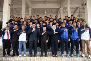 Bupat6i Kuningan berfoto bersamaa dengan tim futsal Kuningan.